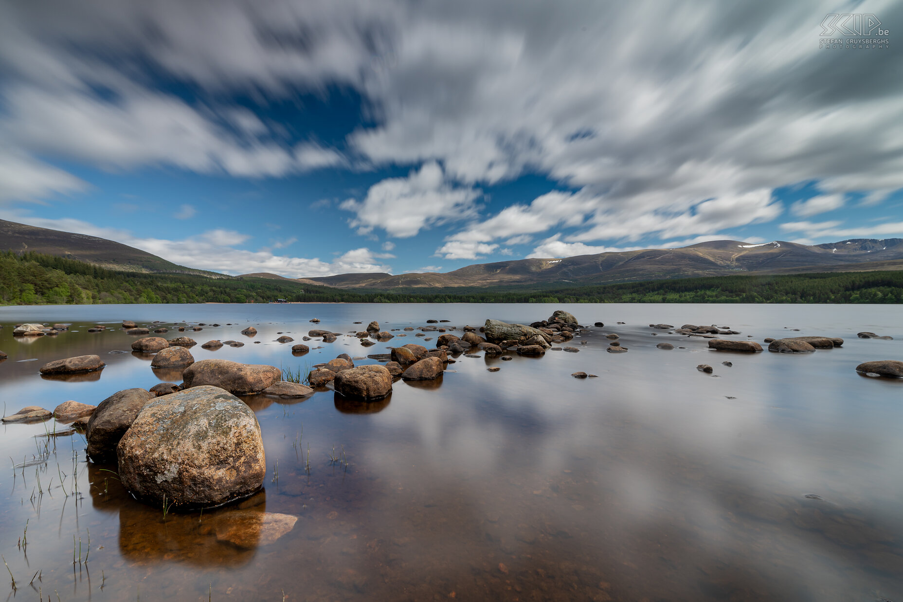 Glenmore Forest Park - Loch Morlich Glenmore Forest Park ligt in het Cairngorms National Park. Het is een geweldige plek waar je oude bossen en prachtige meren kunt zien. Stefan Cruysberghs